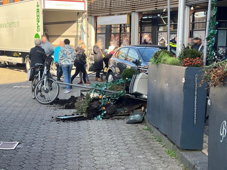 Automobilist verliest macht over stuur en rijdt terras op in Nieuwerkerk