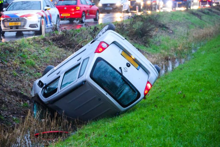 Auto op dak in sloot Moordrecht