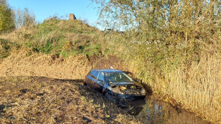 Auto uit bocht tussen geluidsschermen in sloot bij N219 Zevenhuizen