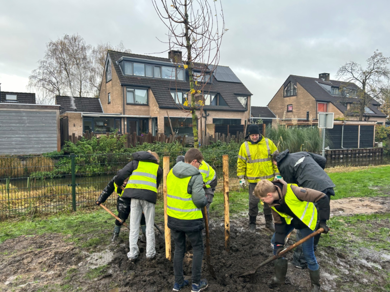 64 leerlingen planten bomen tijdens Boomfeestdag in Waddinxveen
