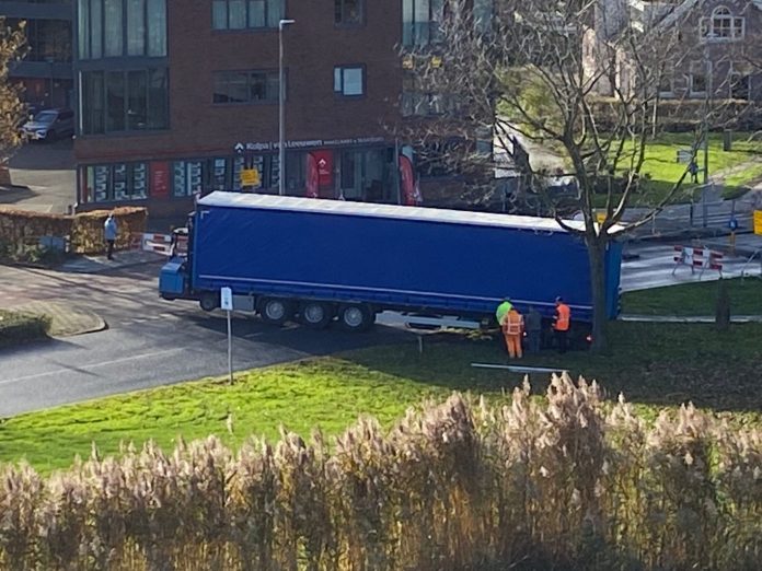 Vrachtwagen in modder bij Kerklaan