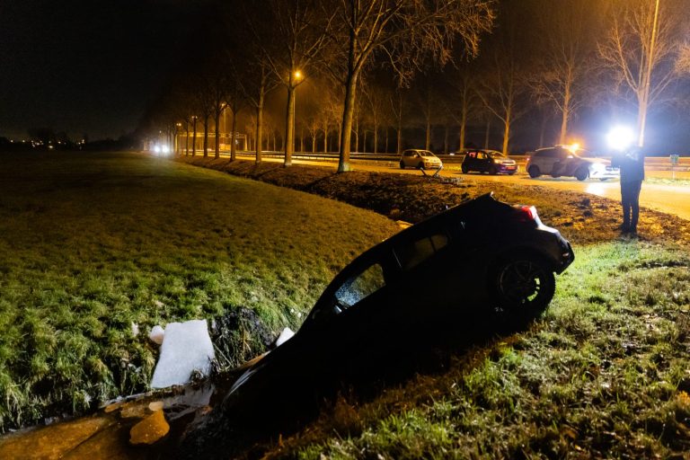Auto te water door gladheid Nieuwerkerk