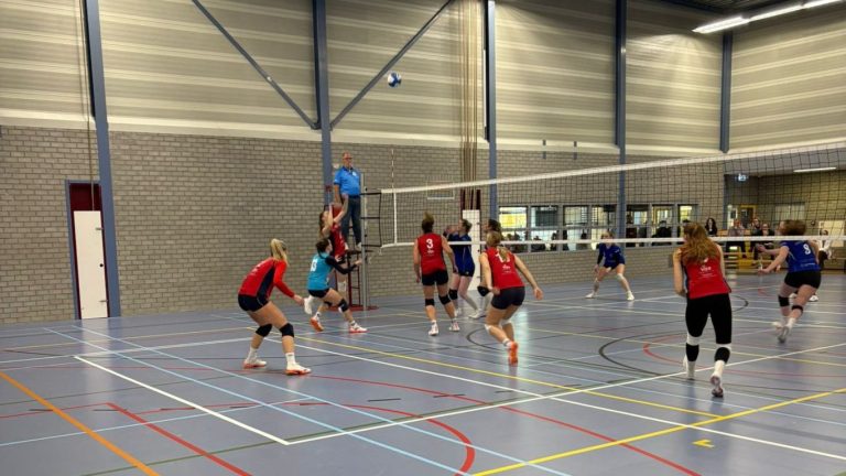 Dames Villa Dorrestein ZVH pakt belangrijke uitzege bij VC WIK