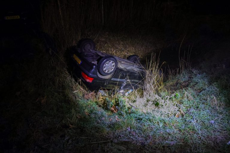 Voertuig op kop in sloot Bredeweg Moerkapelle