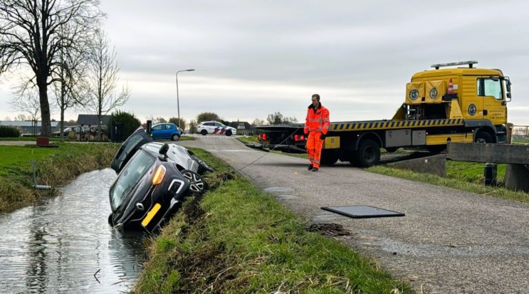 Gewonde na auto te water na keerpoging Knibbelweg Zevenhuizen