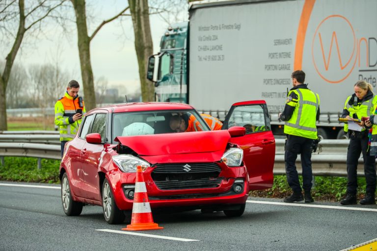 Gewonde na kop-staart botsing op smalle A20 Nieuwerkerk