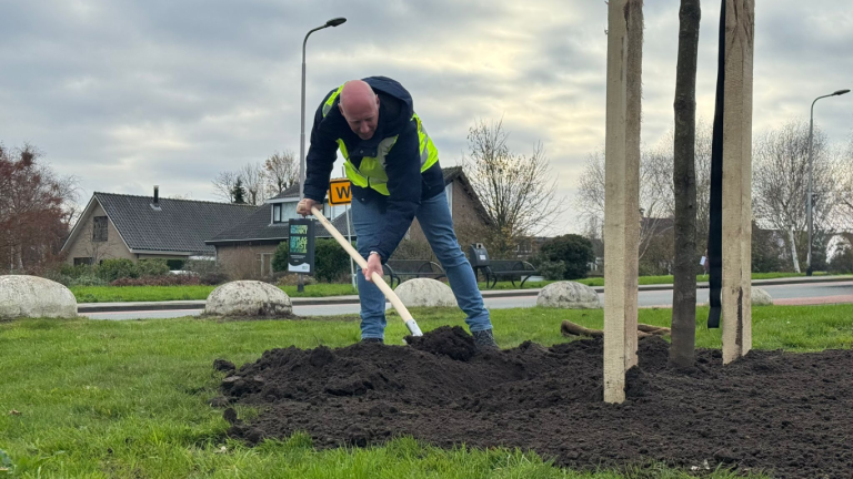 Wethouder Wybe Zijlstra helpt bij aanplant nieuwe bomen Zevenhuizen