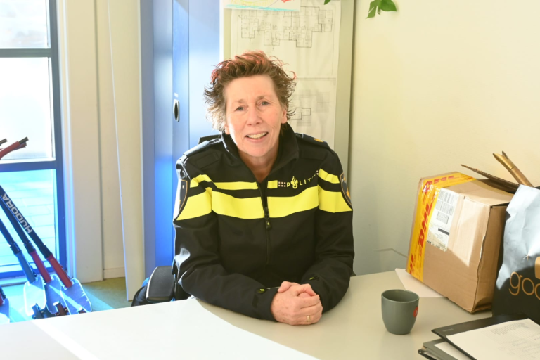 Wijkagent Corina Kant van Moordrecht gaat na veertig dienstjaren met pensioen