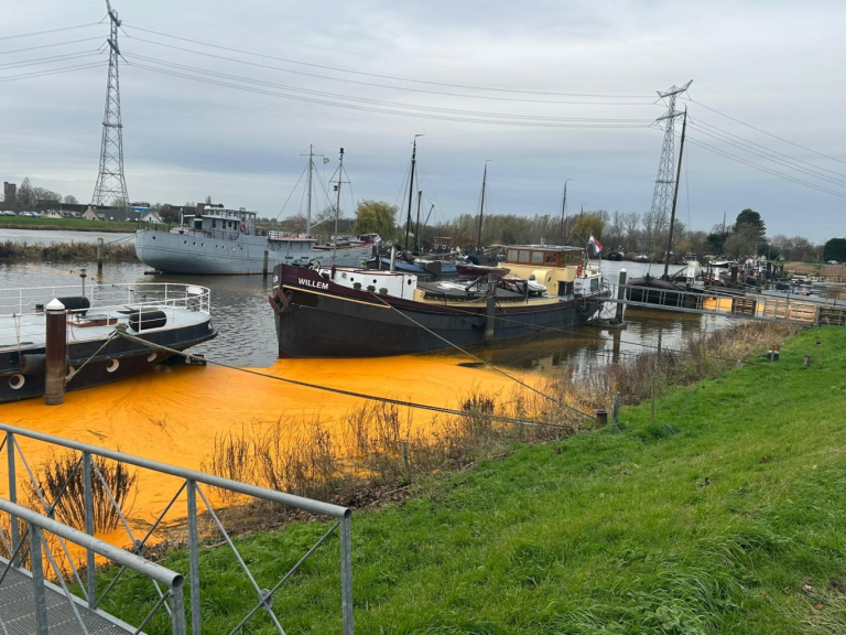 Oranje palmolie gelekt in de Hollandsche IJssel