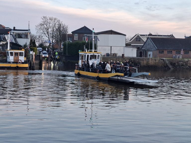 Topdrukte veerpont bij Moordrecht-Gouderak ivm ongeval Julianasluis