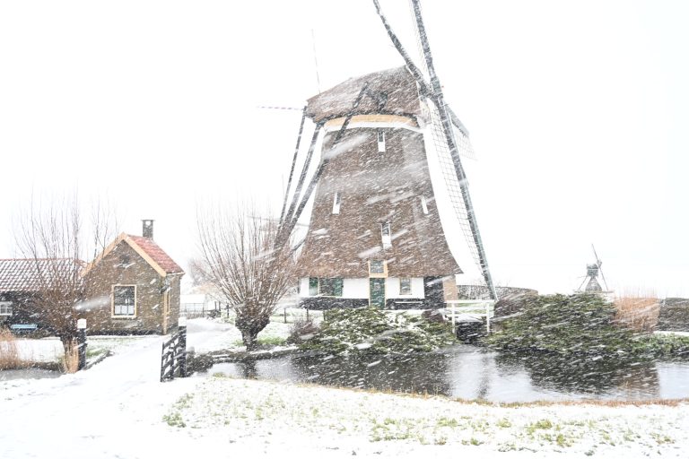 Molenviergang tijdens sneeuwbui, 4 januari 2026