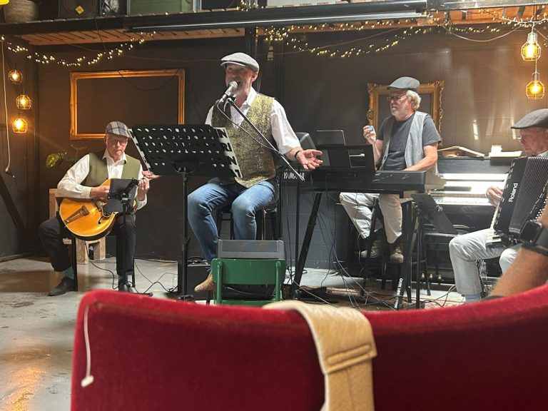 Meneer Ernst en de Kasteelheren keren terug bij Gluren bij de Buren in Zevenhuizen