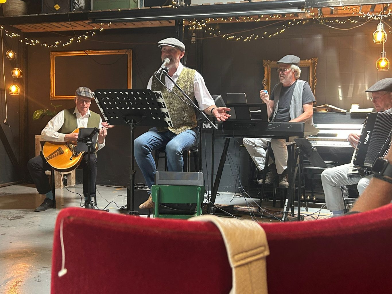 Meneer Ernst en de Kasteelheren keren terug bij Gluren bij de Buren in Zevenhuizen