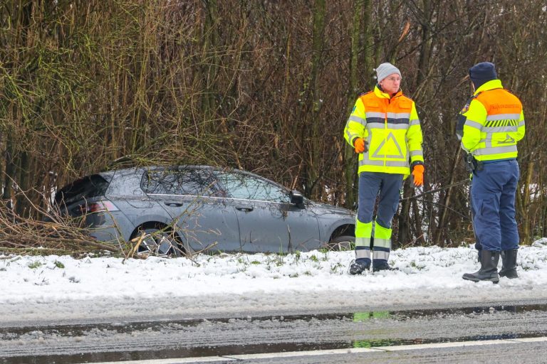 Automobilist onder invloed glijdt van afrit A20 Nieuwerkerk af