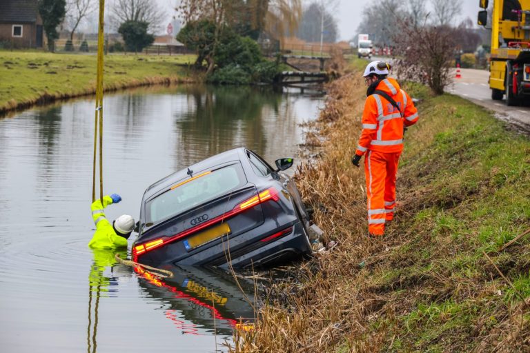 Auto vanuit bocht sloot in op Zuidelijk Dwarsweg