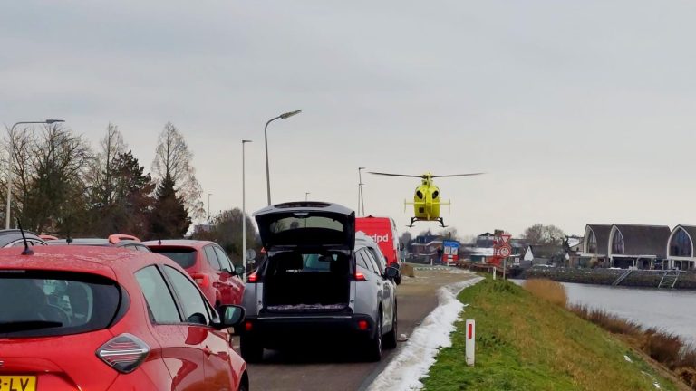 Traumahelikopter landt op de dijk in Moordrecht