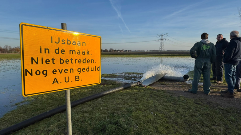 Landijsbaan Hennipgaarde opgespoten in Zevenhuizen (video)