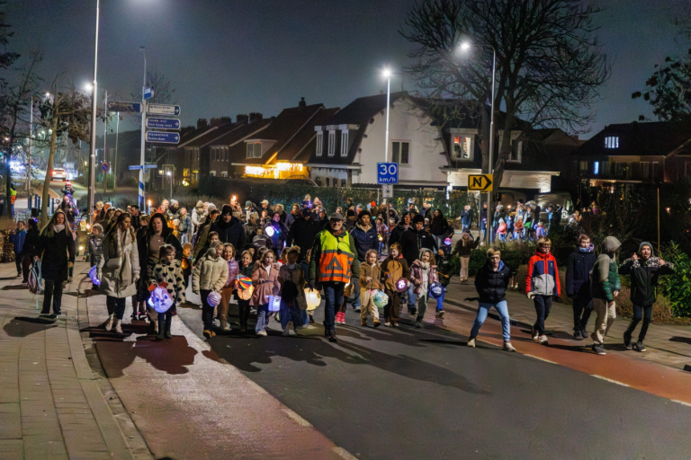 Lampionnen- en fakkeloptocht in Zevenhuizen drukbezocht
