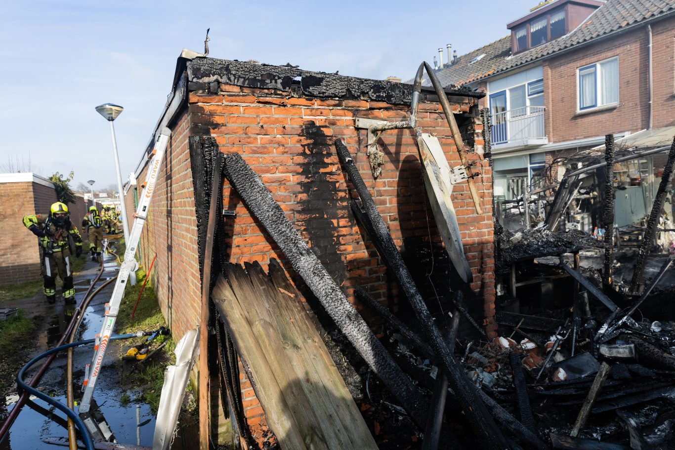 Veel schade na middelbrand in schuur Mauritslaan in Waddinxveen