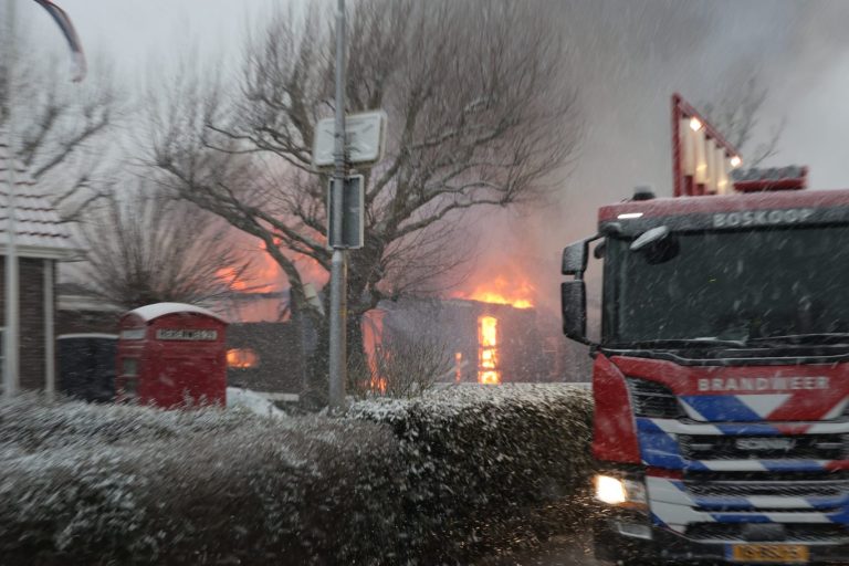 Waarschuwing voor resten van zonnepanelen na brand Moerkapelle
