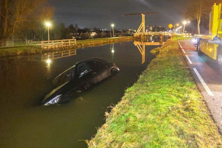 Bestuurder schrikt en rijdt Ringvaart in