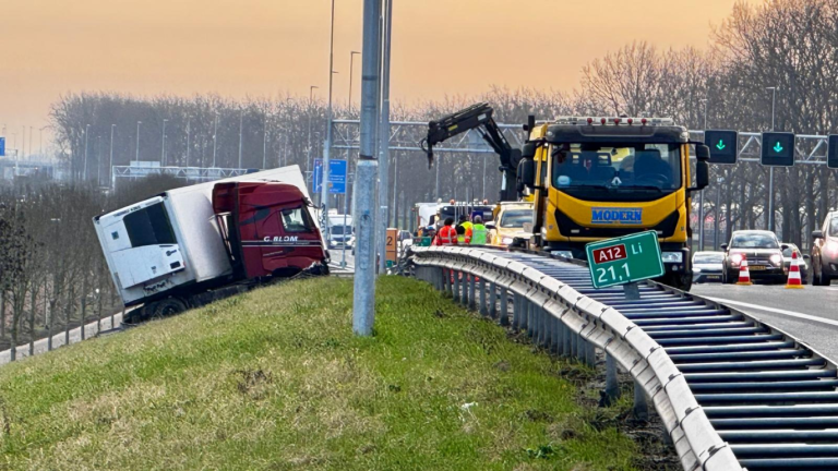 Vrachtwagen blijft steken na ongeval op talud langs A12
