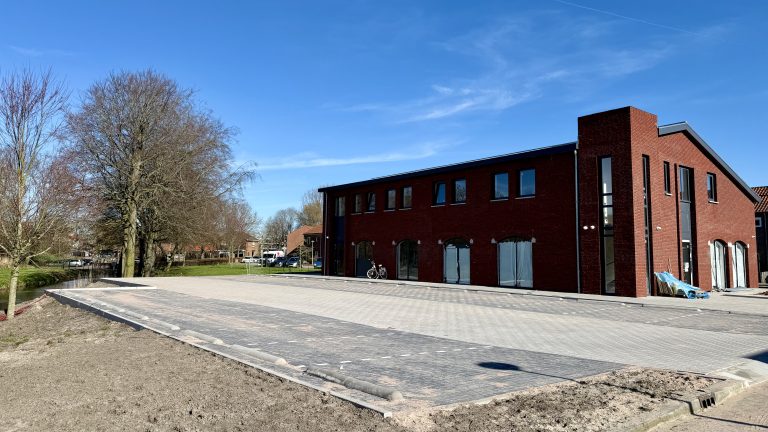 Moskee Oranjebuurt met parkeerterrein