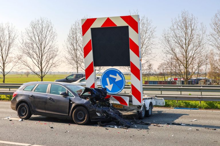 Auto knalt op pijlwagen A20 Moordrecht