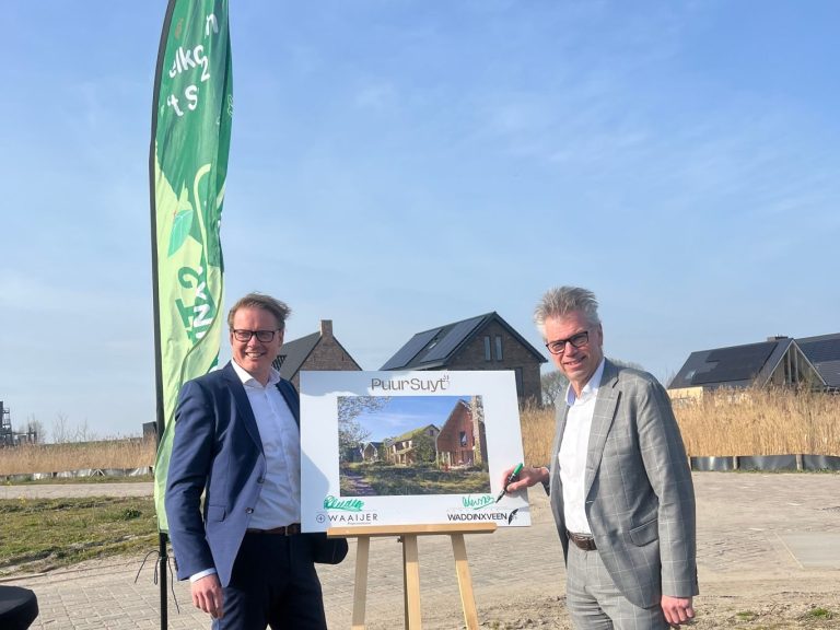 Gemeente Waddinxveen en Waaijer ondertekenen overeenkomst voor 73 woningen in ’t Suyt 2