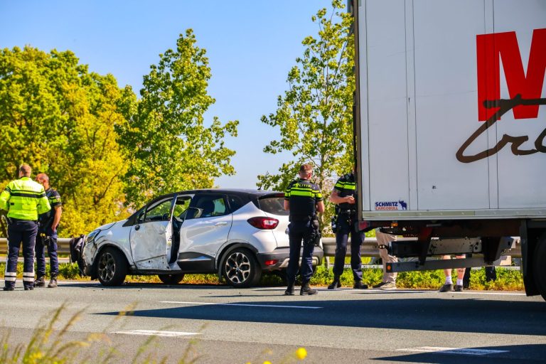Auto achterstevoren na aanrijding met vrachtwagen op A20 Moordrecht