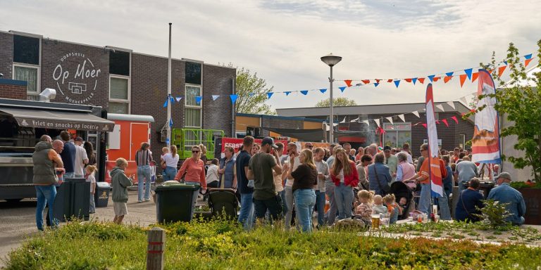 Moerkapelle schrikt wakker van lawaaioptocht op Koningsdag 2026