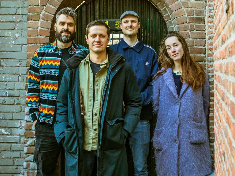 Intieme liveshow van indiefunkband PLÅNET in huiskamertheater Mevrouw Boon