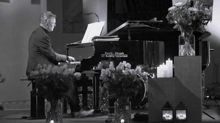 Flying Eagle concertpianist André van Vliet overleden