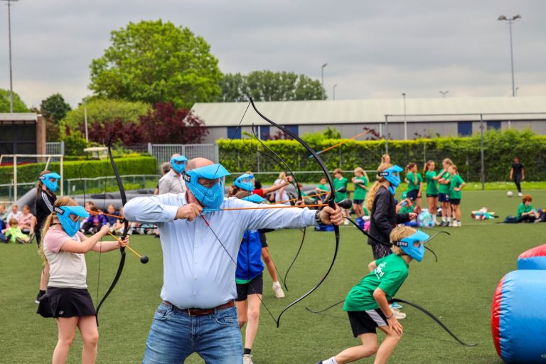 Wethouders schietschijven tijdens schoolsportweek
