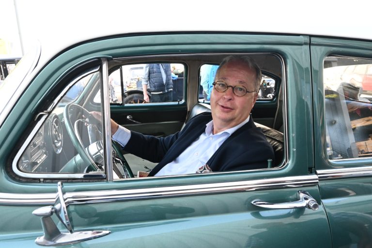 Burgemeester Weber in oldtimer voor Hollandsche IJsselrit 2026