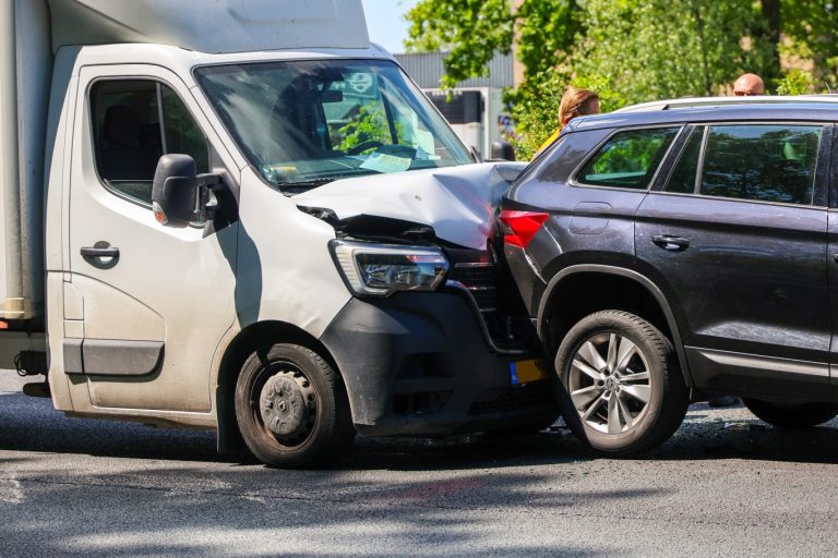 Ritsen met veel schade op A20 bij Nieuwerkerk