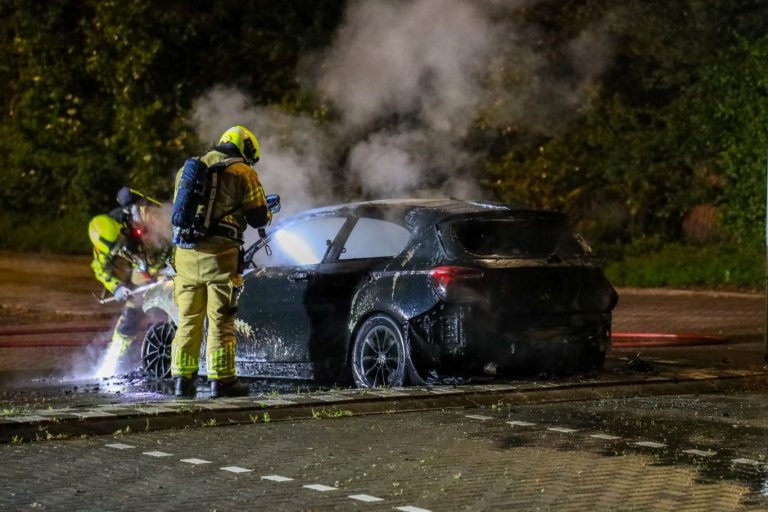 Auto verwoest na brand Iersestraat Nieuwerkerk aan den IJssel