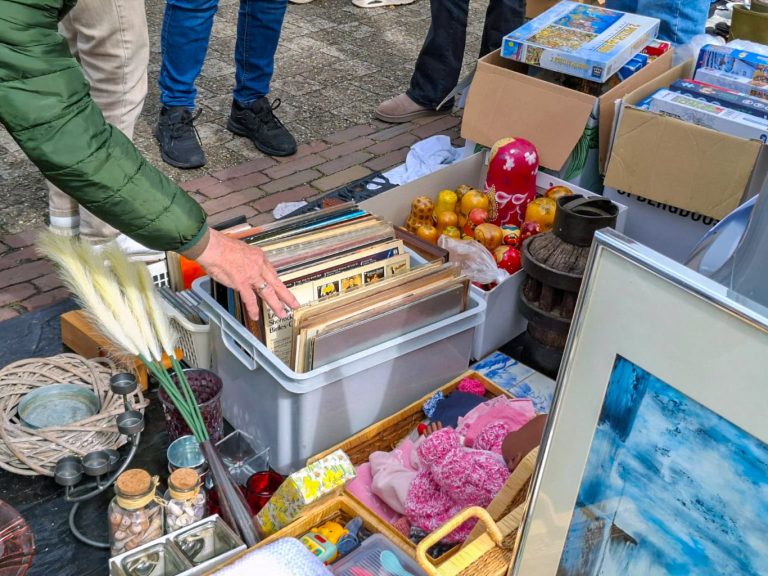Koopjesjagers laten zich niet wegjagen door regen bij kofferbakverkoop