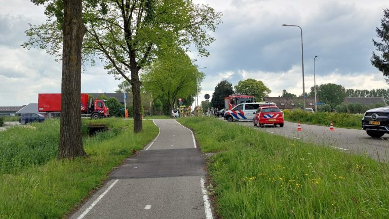 Auto op z’n kop na botsing op kruising Zuidelijke Dwarsweg
