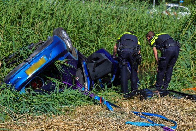 Automobiliste vergeet bocht en op kant in de sloot Middelweg Moordrecht