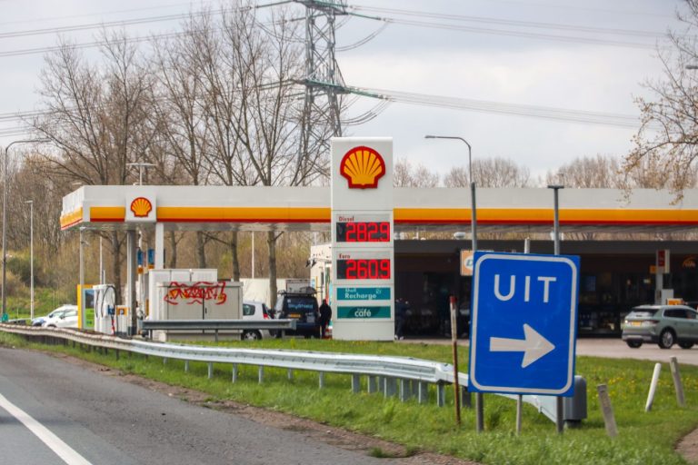 Gezocht: twee verdachten van overval op benzinestation langs A20