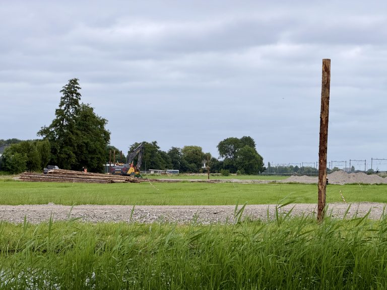 Één heipaal ROL staat direct langs Zuidplasweg