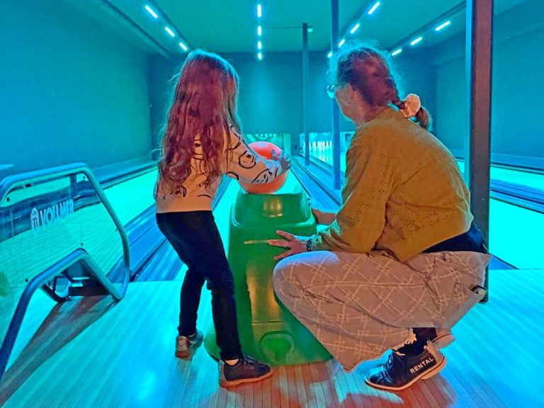Jonge mantelzorgers genoten van gezellig bowlinguitje