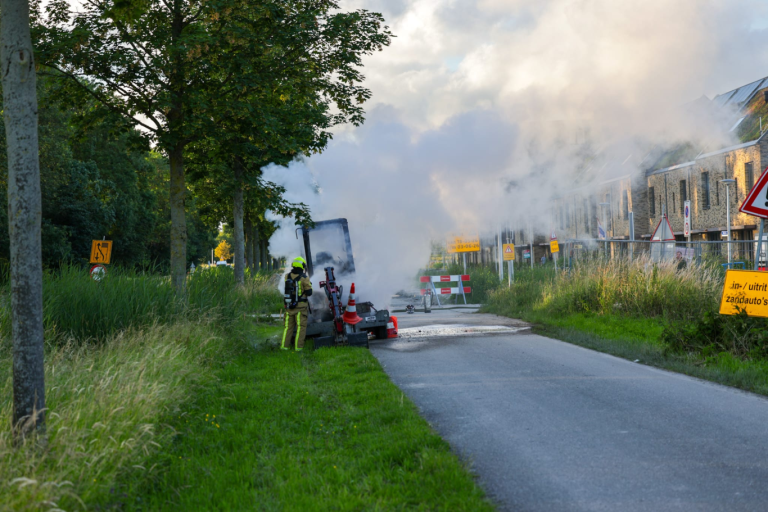 Graafmachine brandt uit in Zevenhuizen