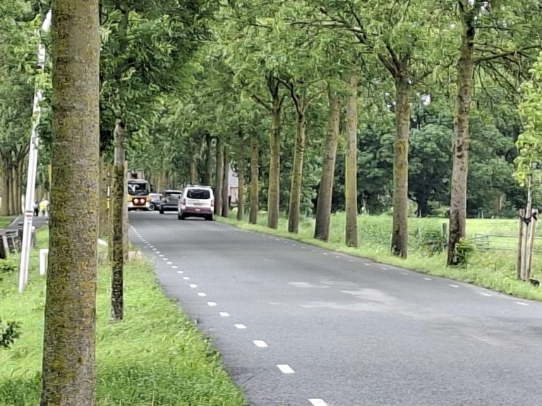 Middelweg Moordrecht afgesloten na frontale aanrijding met vrachtwagen