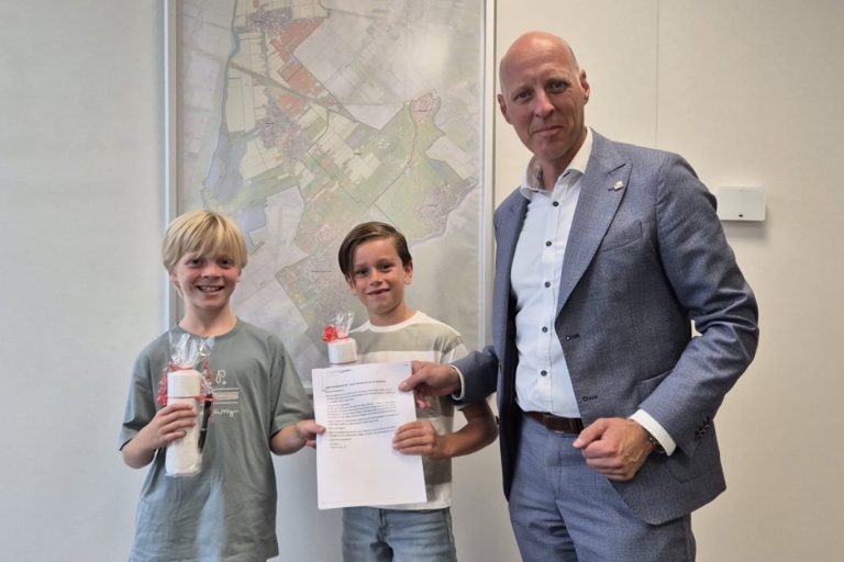 Overhandiging handtekeningen voor veiliger voetbalveldje Zevenrozenhof