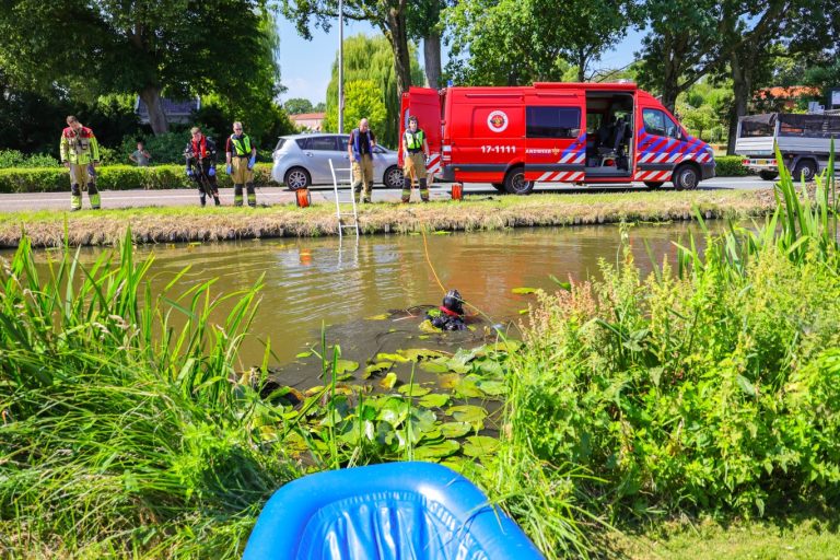 Inzet brandweerduiker voor boot op kop in Ringvaart Nieuwerkerk