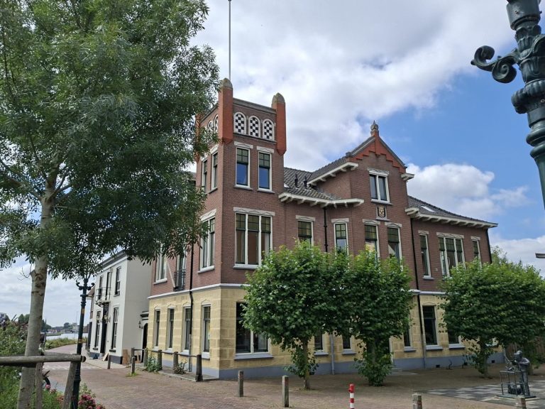Gemeente Waddinxveen koopt oud gemeentehuis