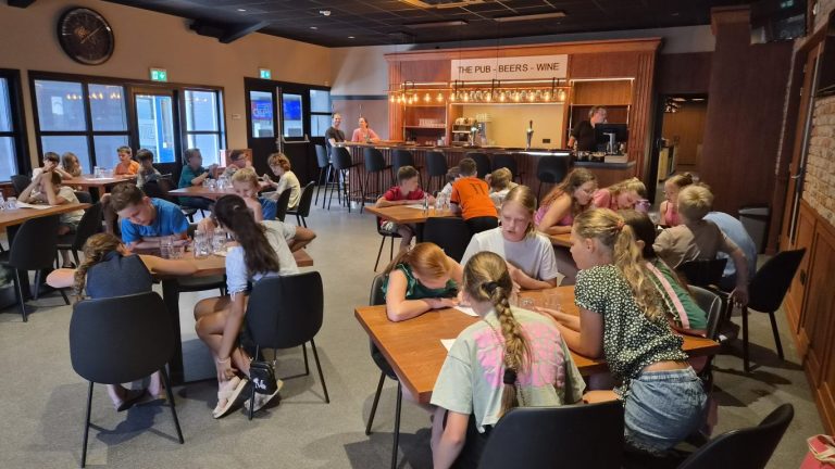 Vlak voor de middelbare school toch nog winnaar in de pubquiz