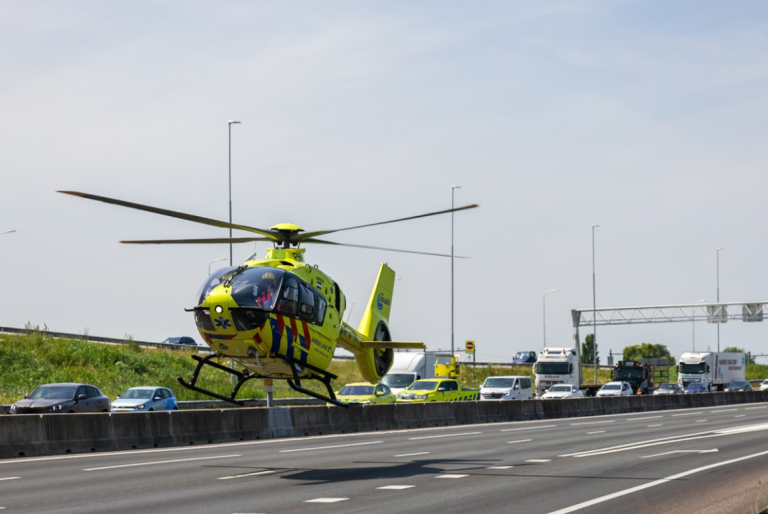 Grote vertraging en traumahelikopter op snelweg A12 door medisch noodgeval